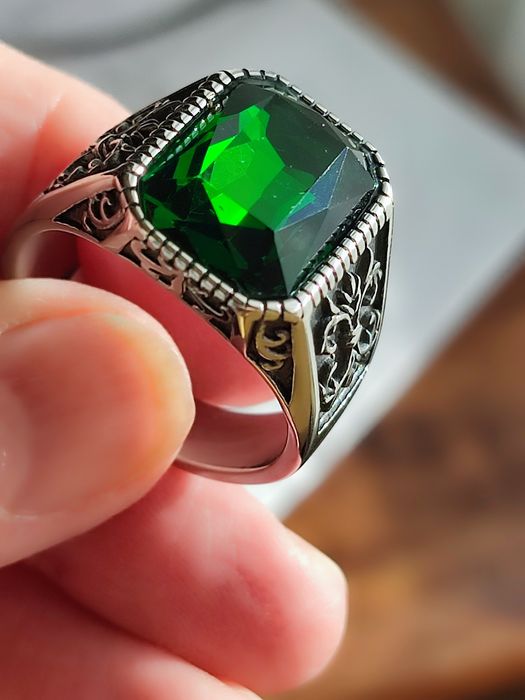 Szmaragdowy sygnet 13