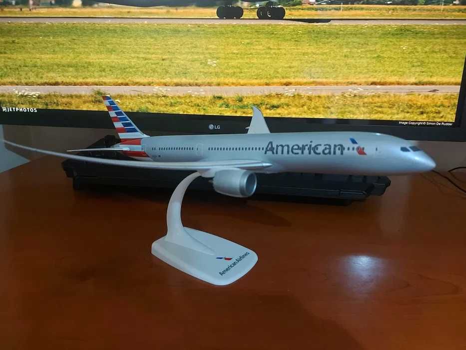 Avião de Miniatura -American Airlines Boeing 787-9