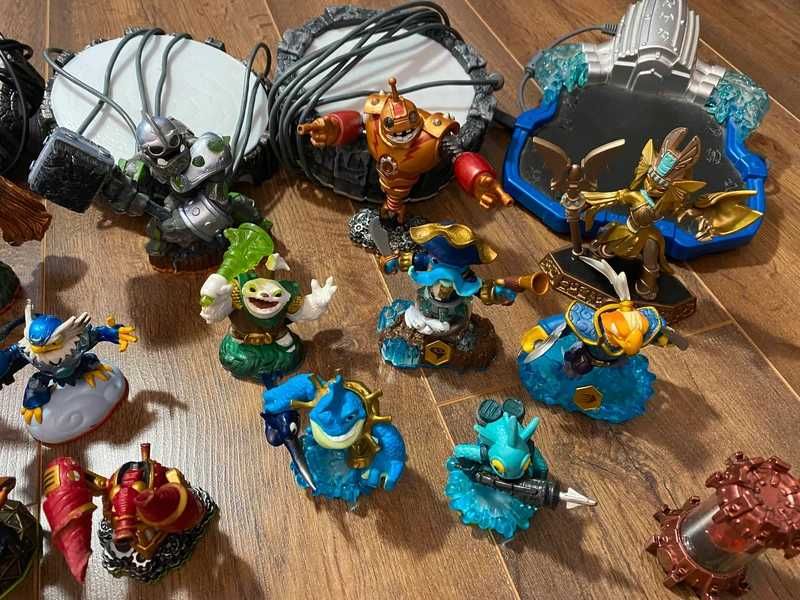 Skylanders lot 16 figures, 4 games, 4 portals, stickers, cards
