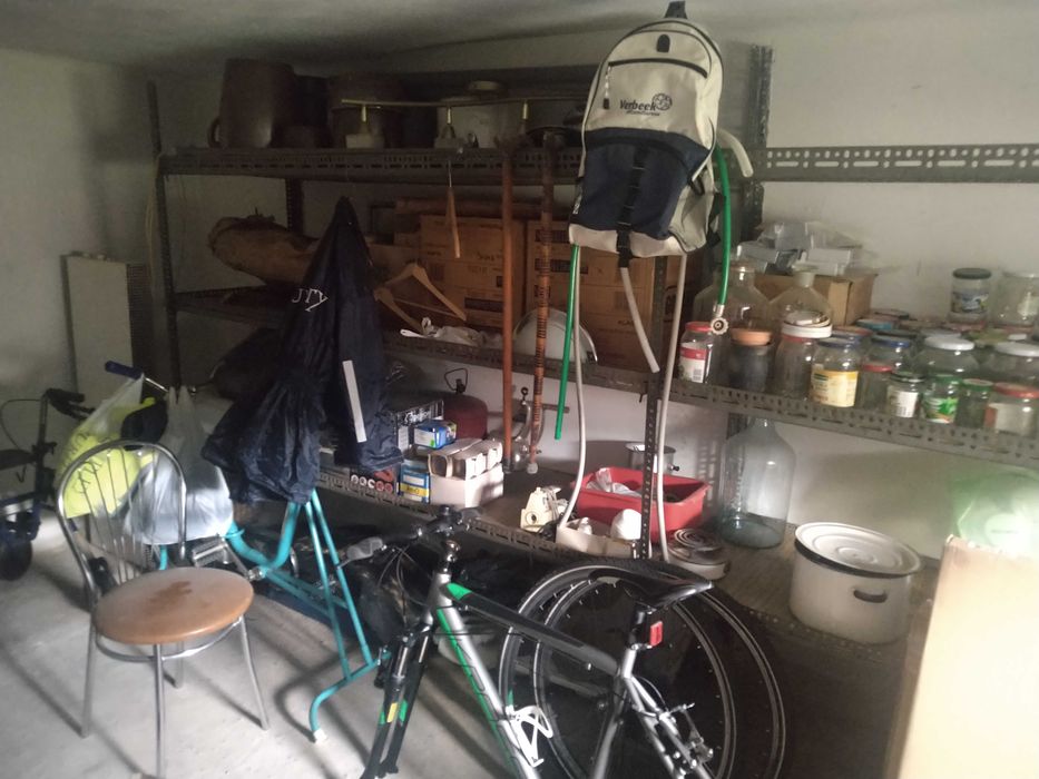 Regał metalowy z pułkami