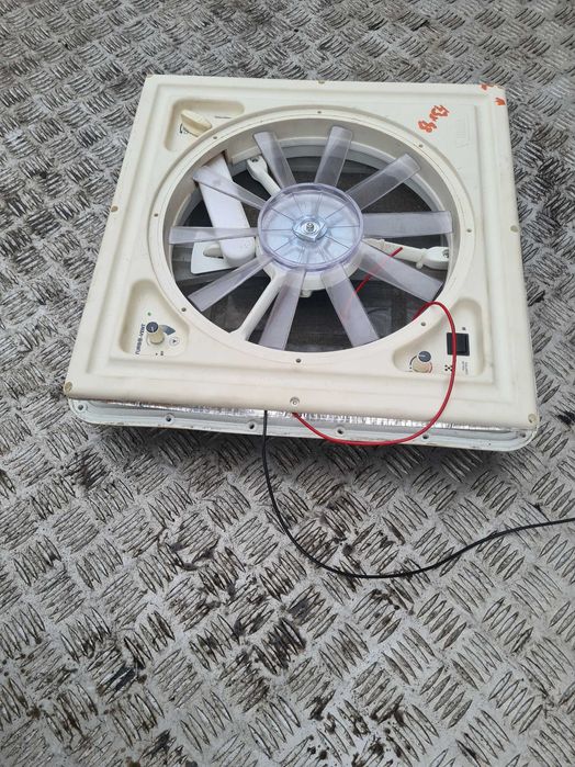 kamper bus okno dachowe otwierane wentylator regulacja Fiamma 40x40
