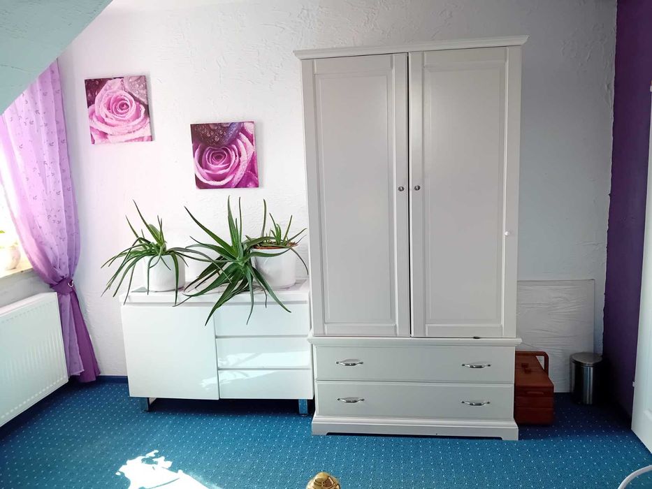 Biala dwu drzwiowa szafa z drzewa z szufladami+komoda na polysk biala