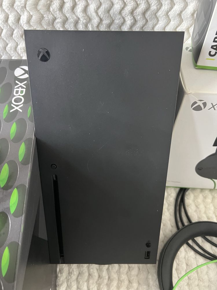 Xbox Series X 1TB + dois comandos + Headset oficial