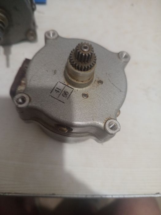 Реверсивные двигателя б.у.состояние рабочее.