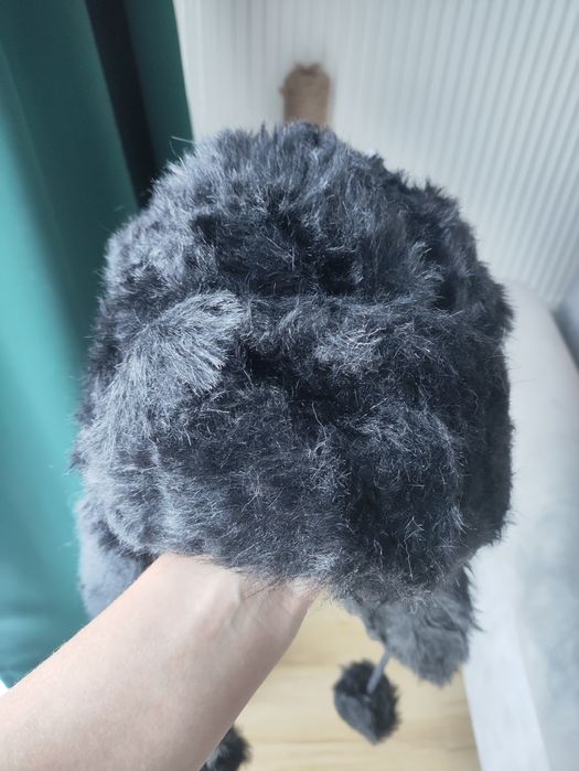 Czarna futrzana czapka uszatka