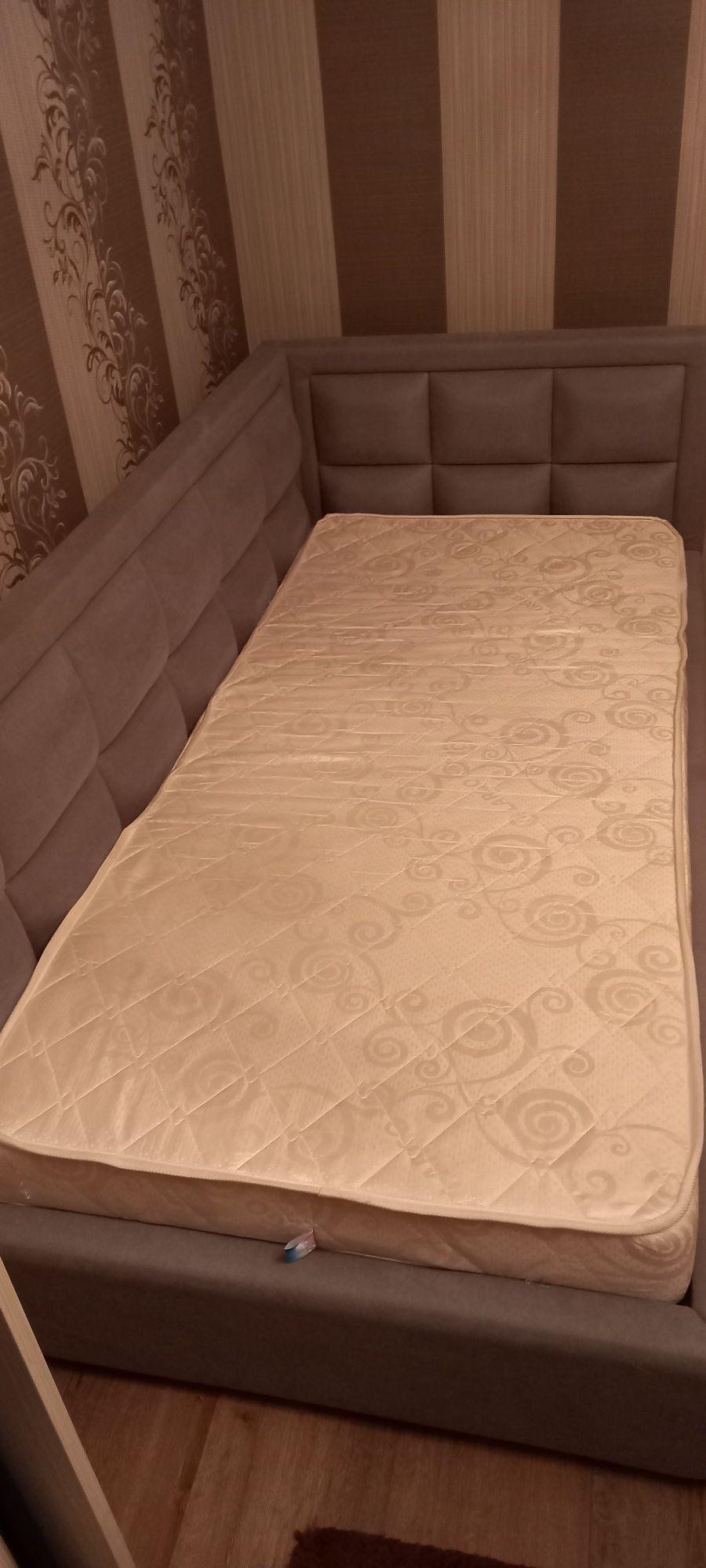 Ліжко односпальне кутове з матрасом