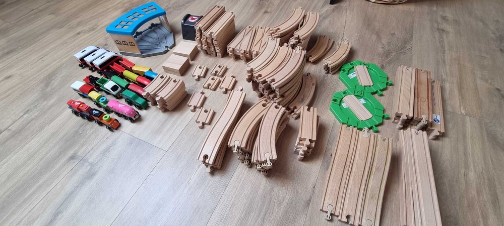 Drewniane tory Ikea z dodatkami