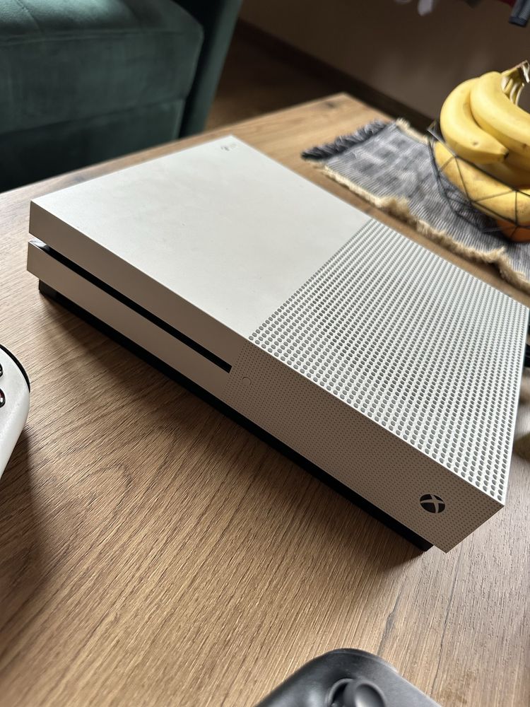 Xbox One S 1000GB (1TB) z napędem + 2 pady + FIFA 20 + UFC 4 + kable
