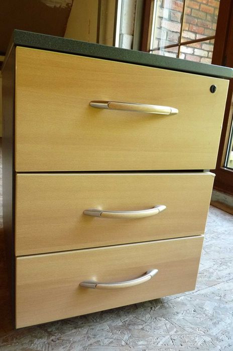 WYPRZEDAŻ/ PRZEPROWADZKA solidna metalowa szafka biurowa