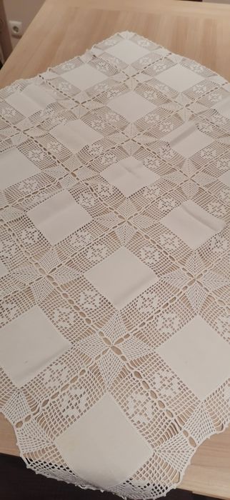Centro de mesa/toalha de chá branca em crochet, algodão e linho