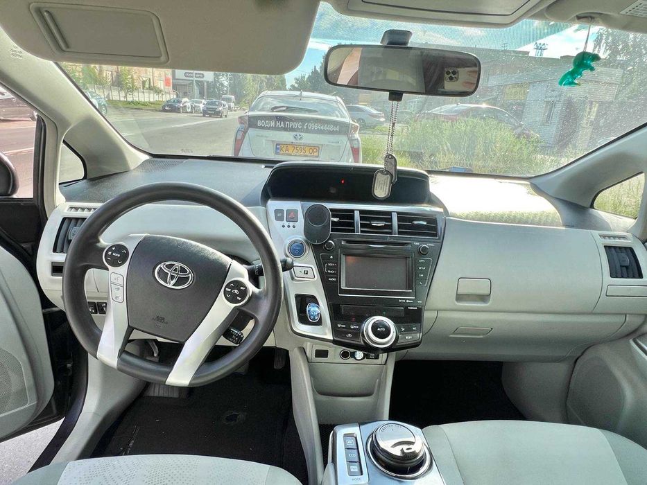 Аренда з викупом Toyota Prius V