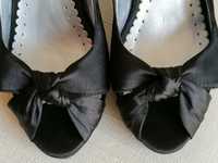 Sapatos pretos de cerimónia