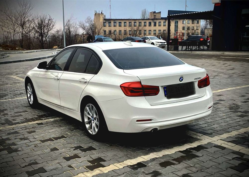 BMW 320i 2018 року