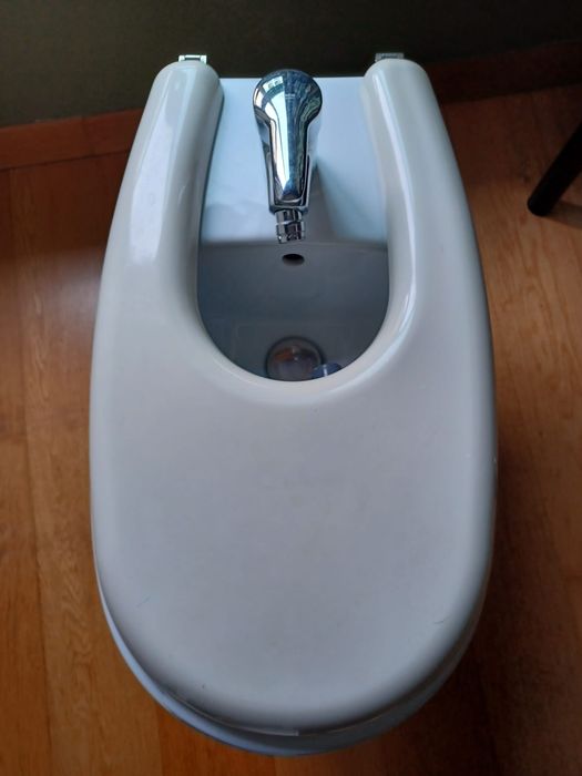 Bidé Sanitana com Torneira Roca – Usado, em estado novo