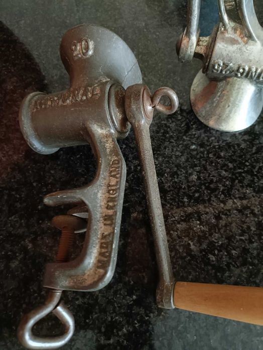 2 Máquinas de picar carne marca National em ferro fundido