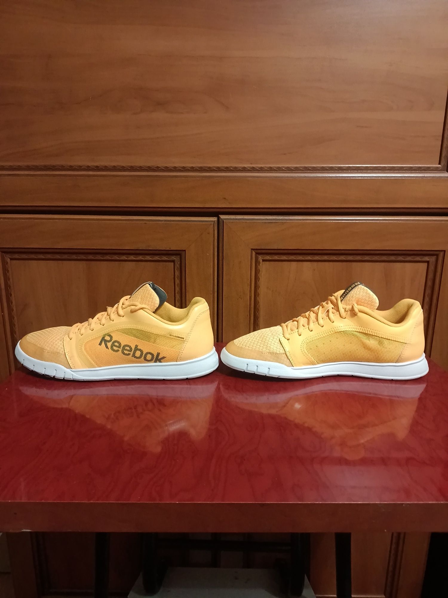 Взуття, кросівки Reebok.