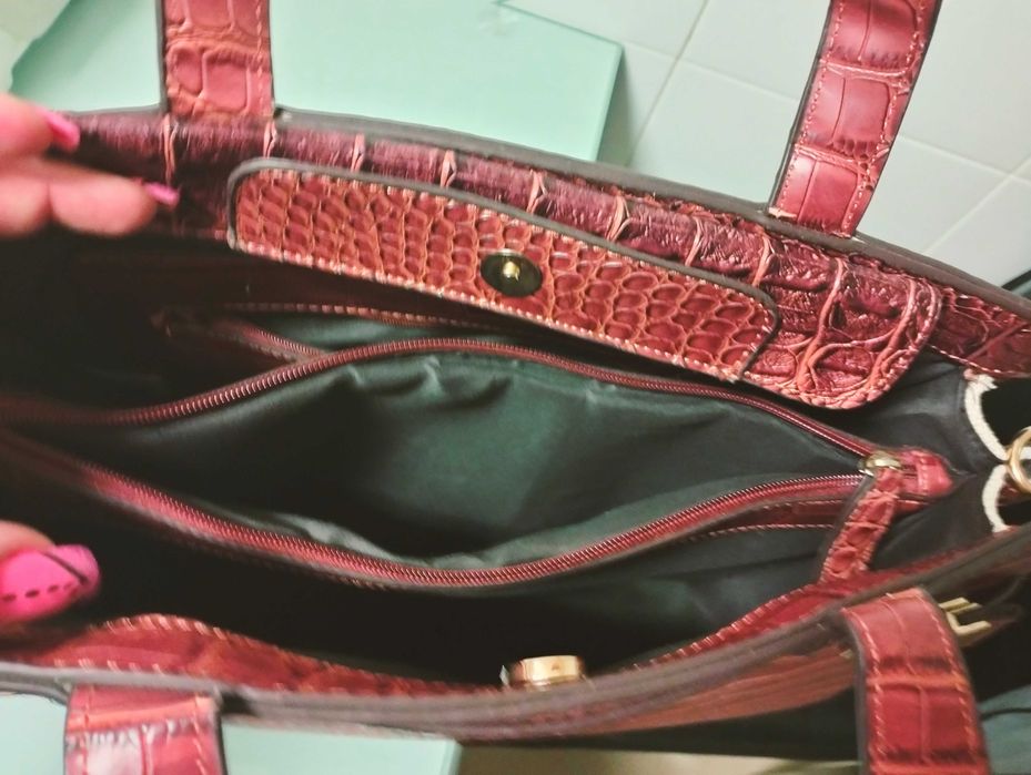 Vendo carteira lindíssima praticamente nova