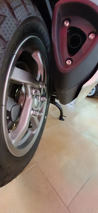 Sym ADX 125 com topcase incluído e garantia até 12/2029.