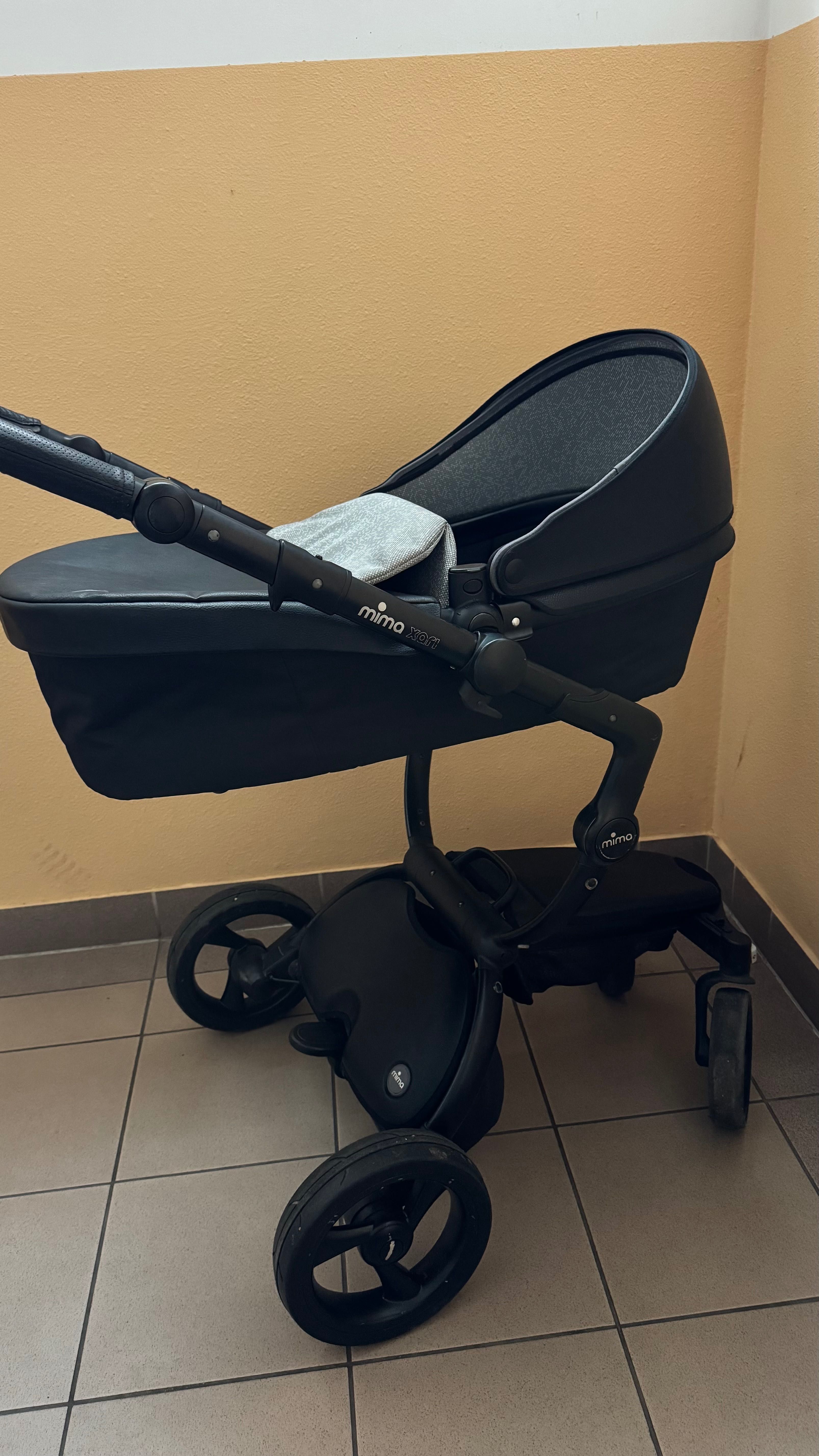 wózek gondola Mima Xari + fotelik samochodowy BeSafe z bazą Isofix