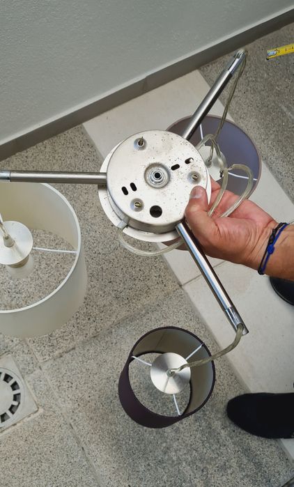 Candeeiro de teto com três abajues, em tons de castanho, beje e creme