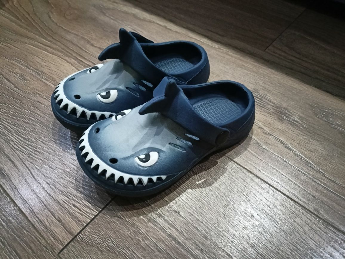 Buty crocs sandały, klapki rekiny jak nowe na plażę basen r. 24