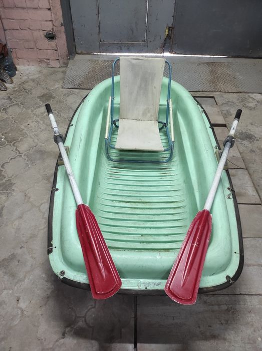 Лодка пластиковая