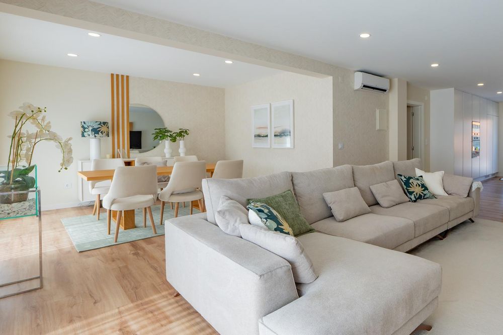 Sofá com chaise em cinzento