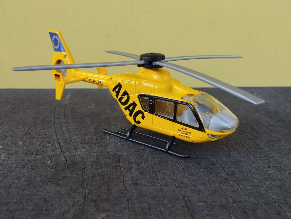 Model Helikoptera ratunkoeego ADAC firmy SIKU Wykonany z wysokiej jako