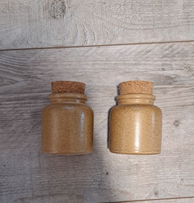 2 ceramiczne pojemniki z korkami