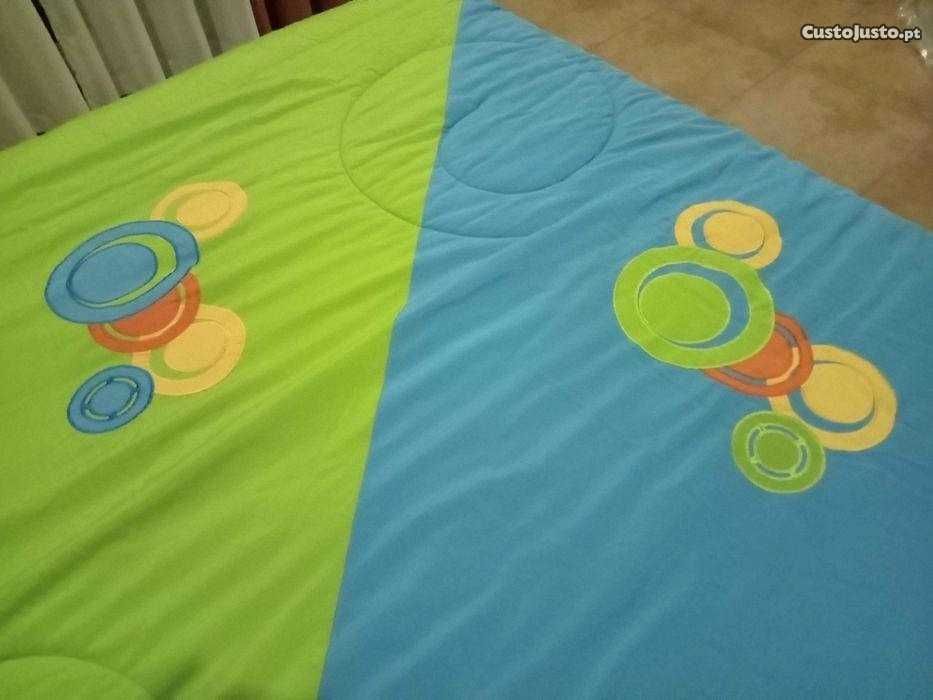 Edredom para cama de casal e 2 almofadas praticamente novo