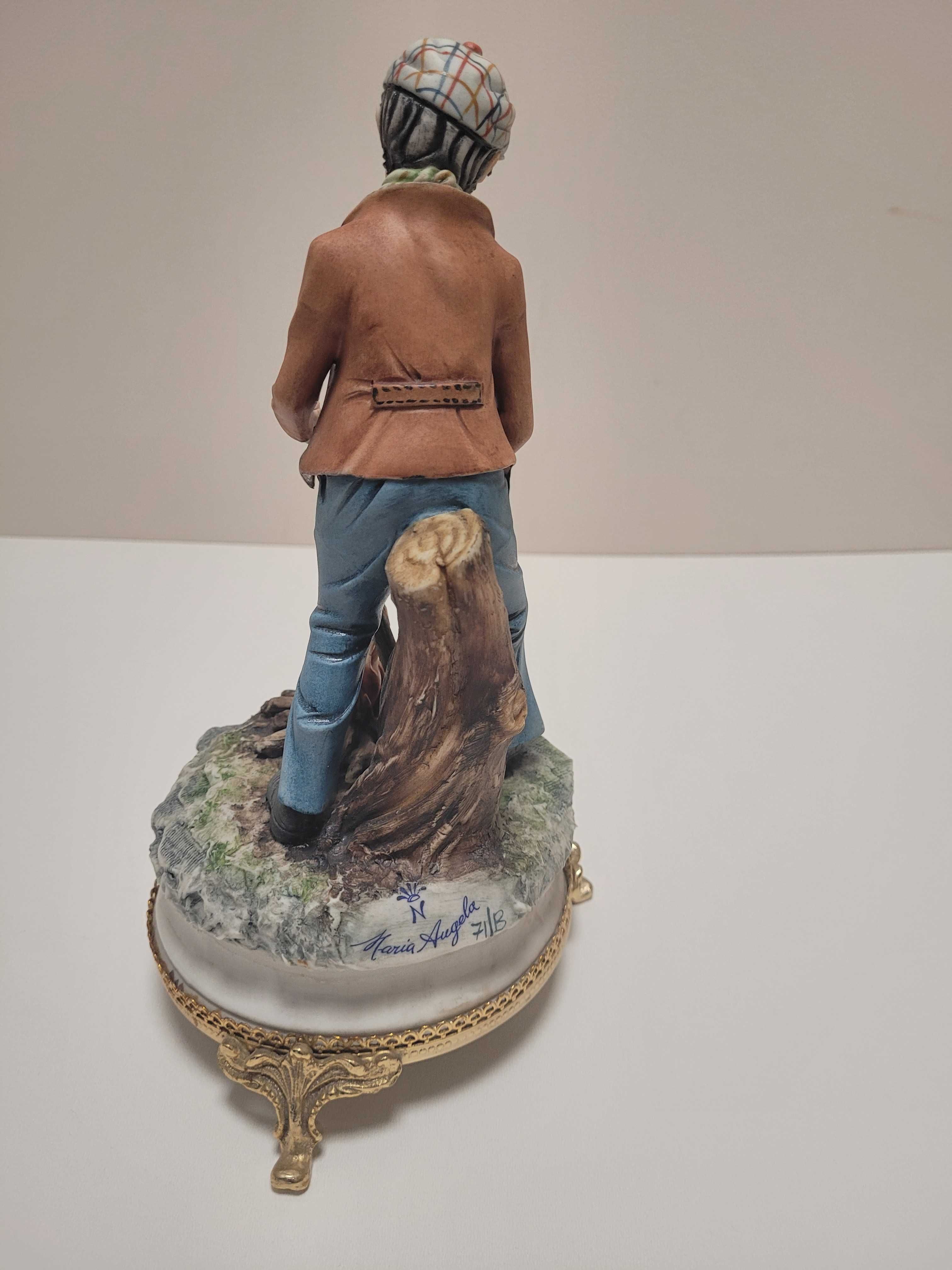 Figurka Vintage Capodimonte Chłopiec przy ognisku