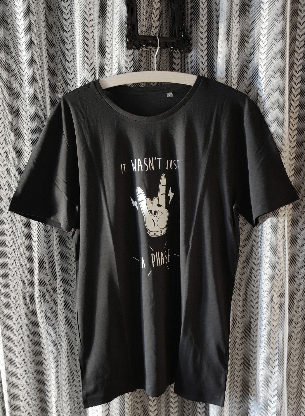 T-shirts "Não Era Apenas Uma Fase" preto I