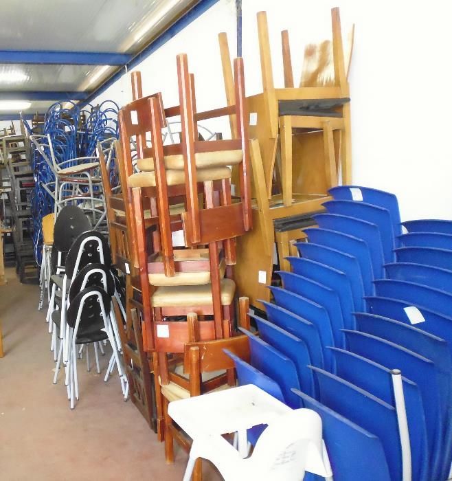 Cadeiras diversas para restauração