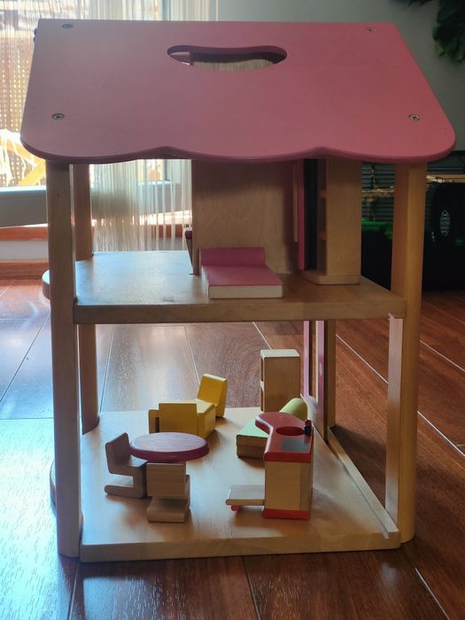 Domek dla lalek z akcesoriami szer. 38 gł. 34 wys 44 cm.