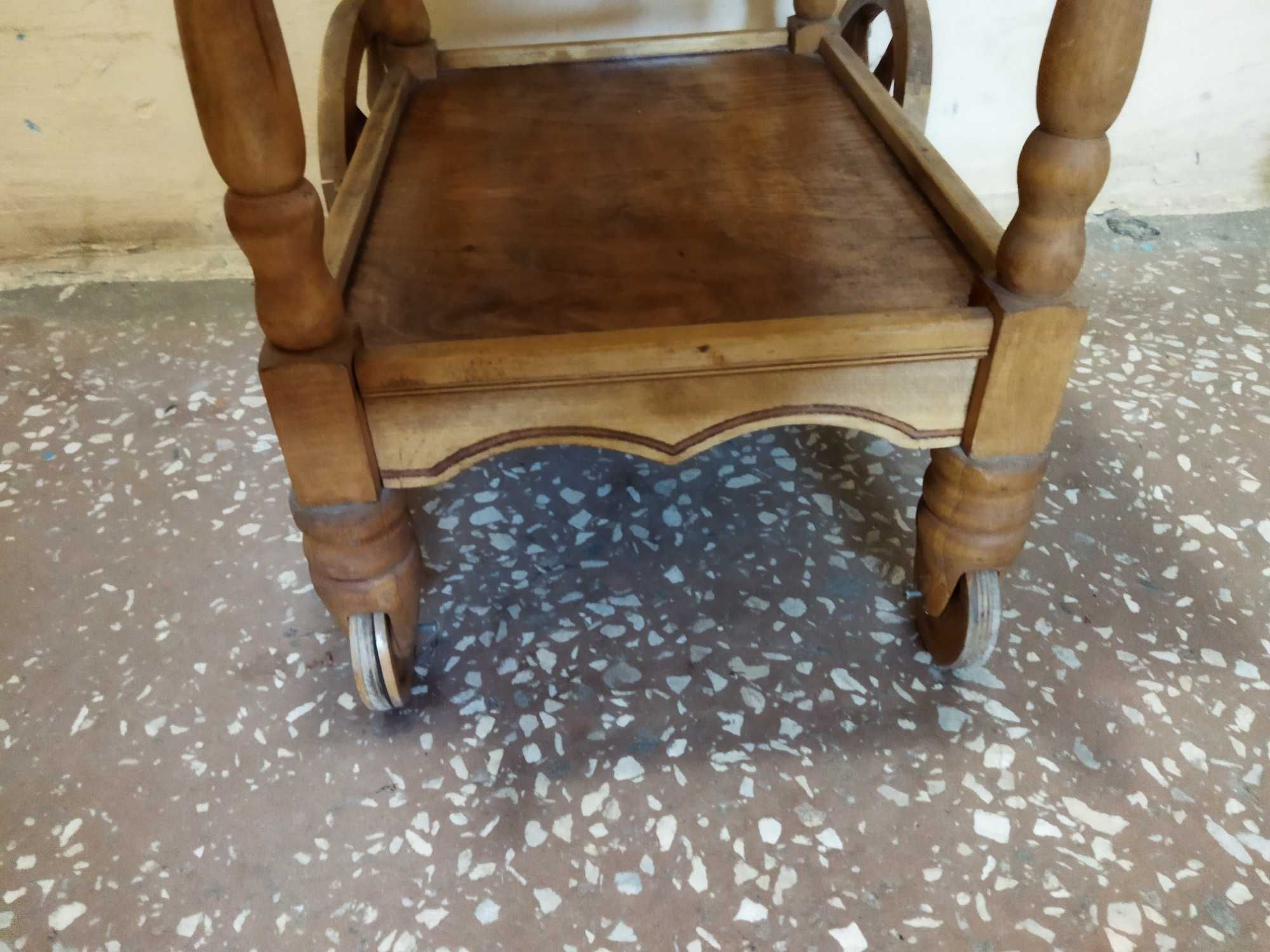 Продам старинный маленький столик на колёсах и стул.