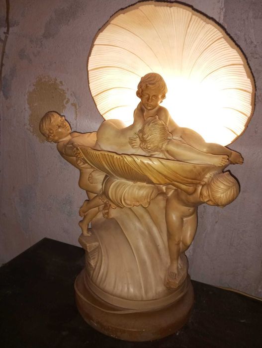 Estatueta antiga em resina com anjos e luz