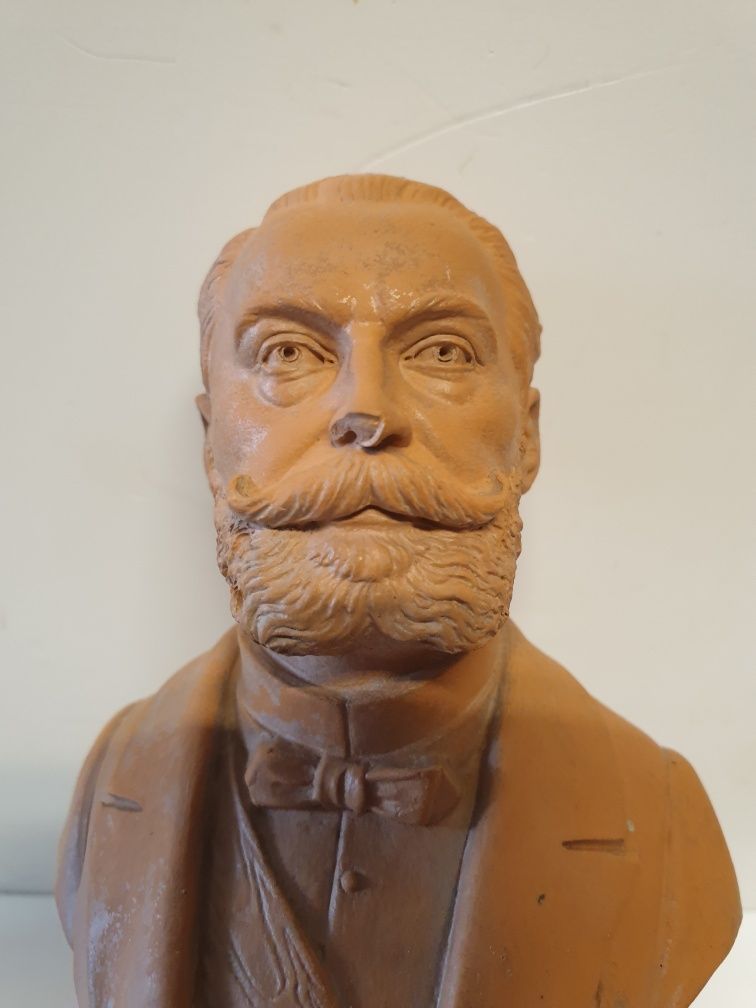 Antigo busto do ilustre francês Monsieur Carnot em barro