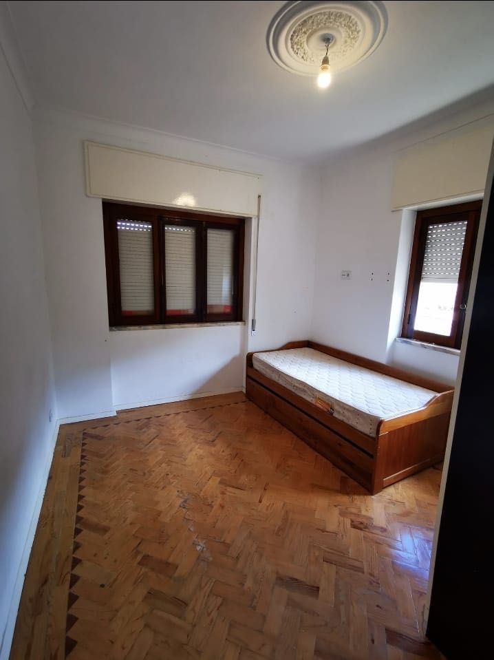 Quarto para arrendar em moradia Azambuja