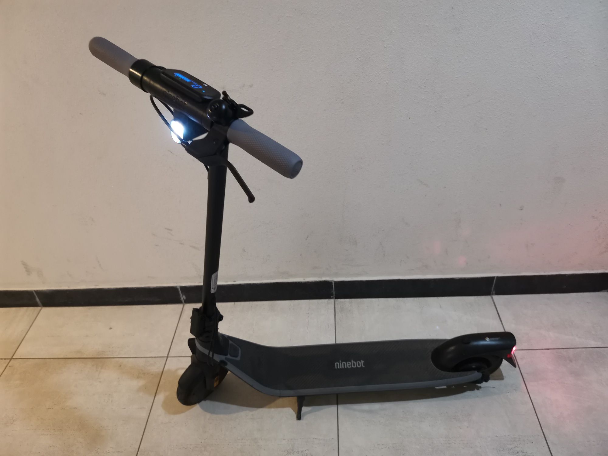 Електросамокат Segway Ninebot E2 E Black Электросамокат пробег 300 км.
