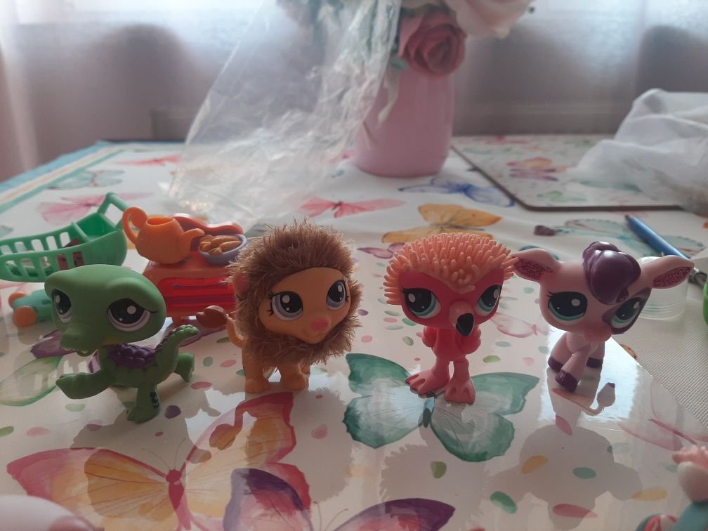 Kolekcja 14 figurek Littlest Pet Shop od Hasbro.