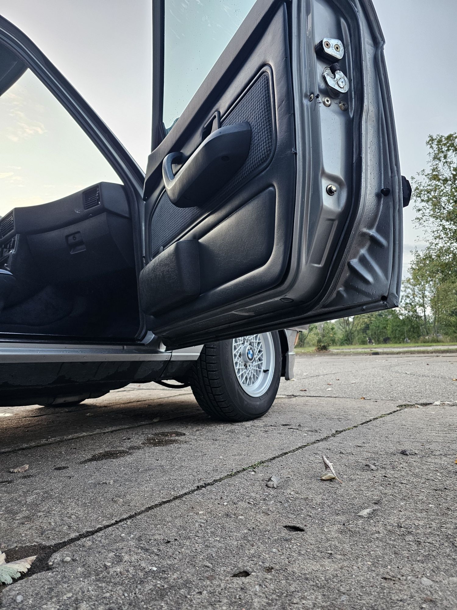 BMW E28 520i z silnikiem 2.8 – klasyka z duszą i pazurem