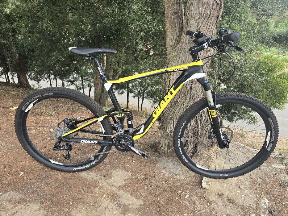 Giant carbono 27.5 L bem equipada