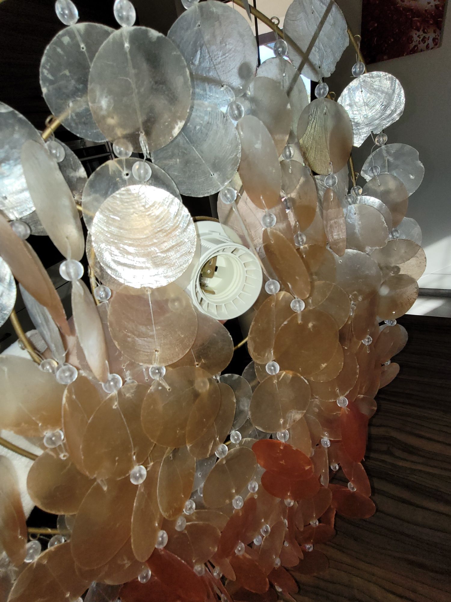 Lampa sufitowa z beżowo różowymi łezkami i koralikami