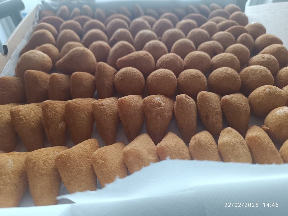 Caixa com 50 salgadinhos fritos variados