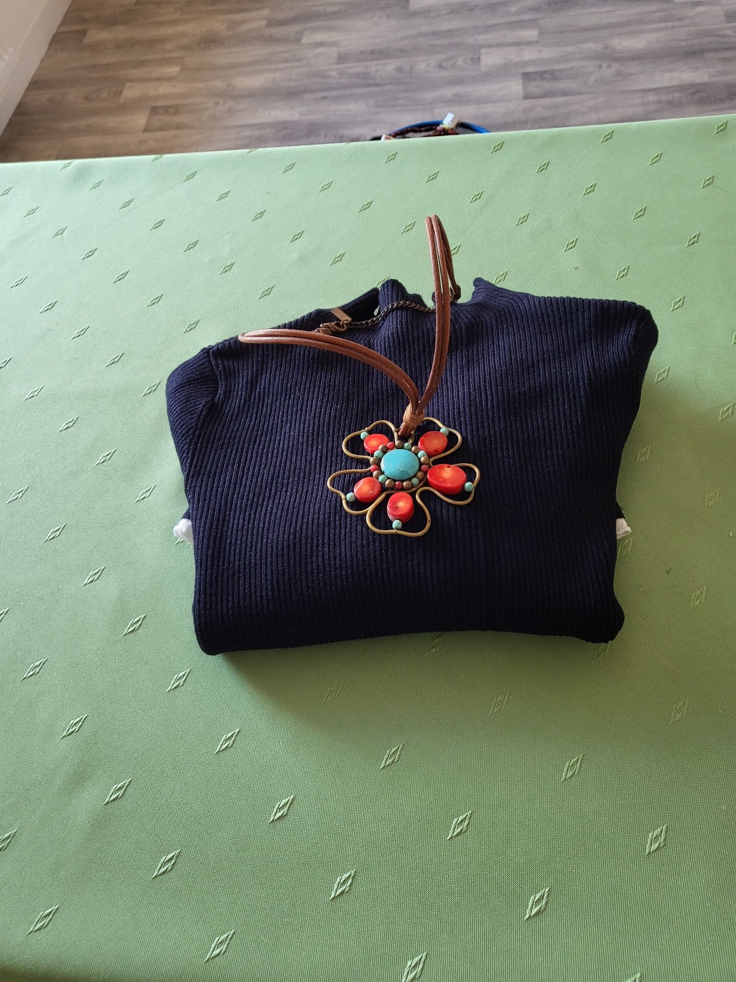 Sweter nowy Orsay! Granatowy L. Bardzo dobry materiał, miły dla ciała.