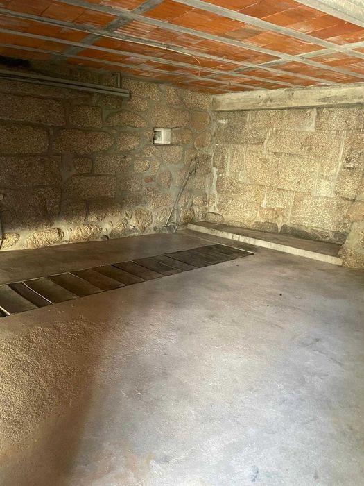 Quarto com WC / Garagem / Cozinha