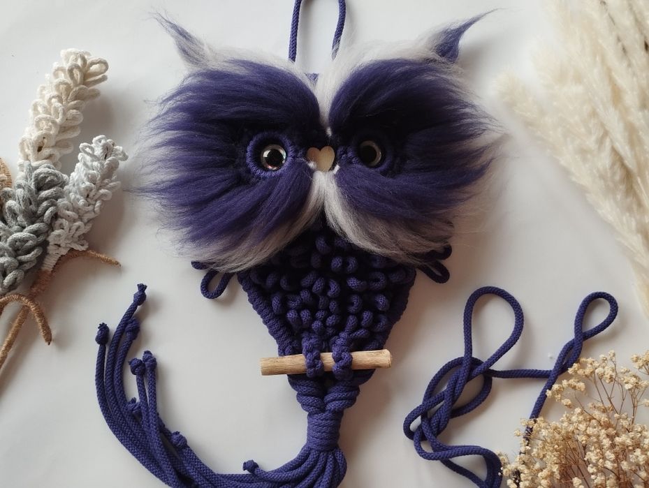 Sowa z wełną czesankowa wykonana metodą makramy