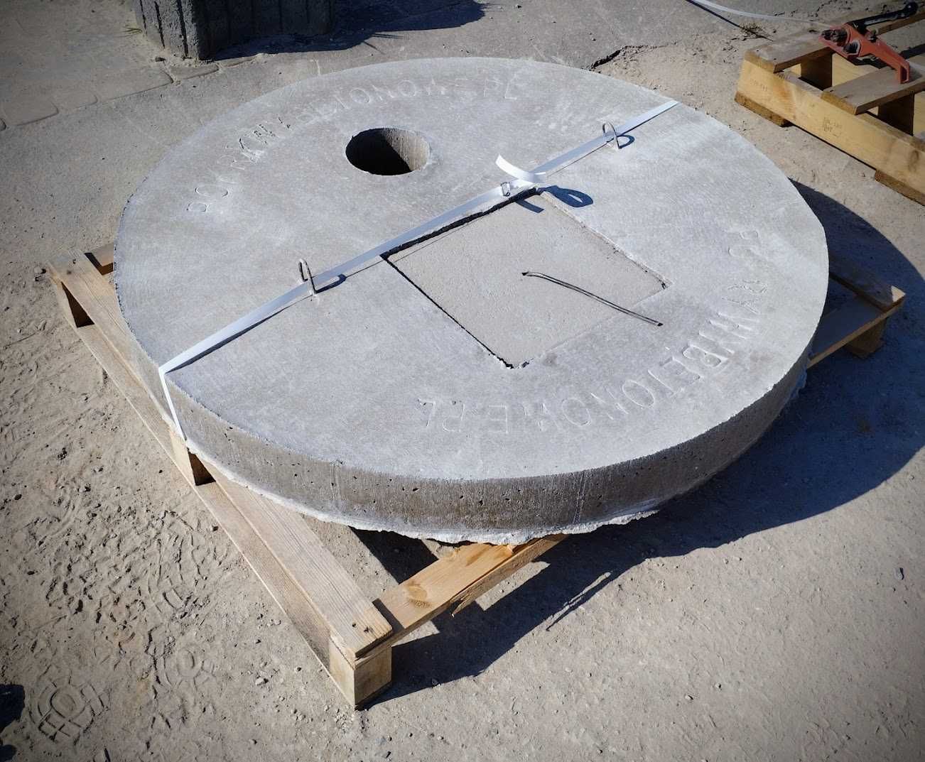 Pokrywa betonowa 105 cm otwór na pompę i abisynkę Wysyłka
