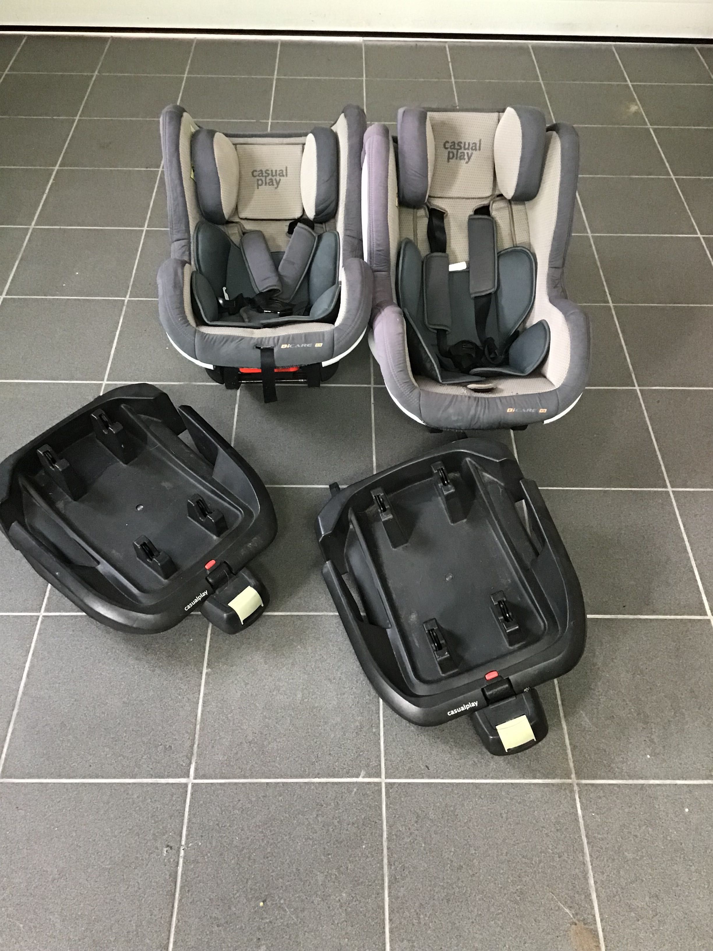 2 Cadeiras Auto Casual Play Bi Care Fix para desocupar - Urgente