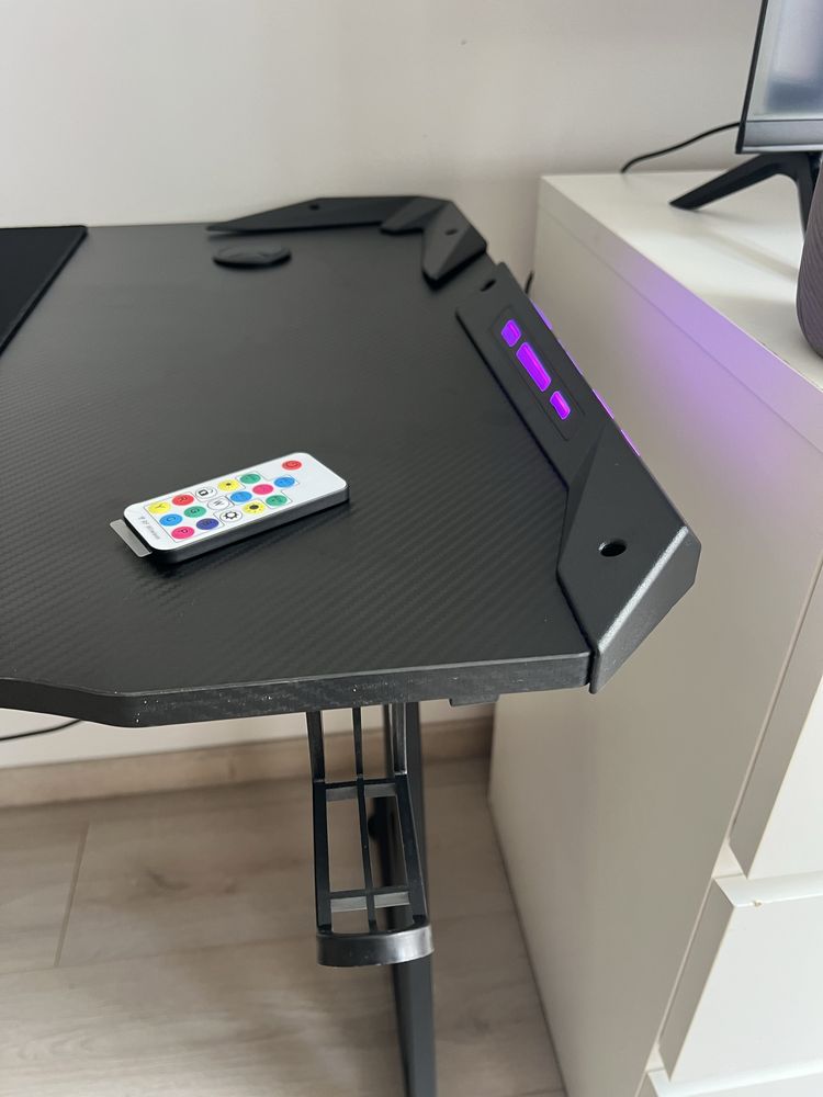 stół do gier z oświetleniem RGB + podkładka pod mysz